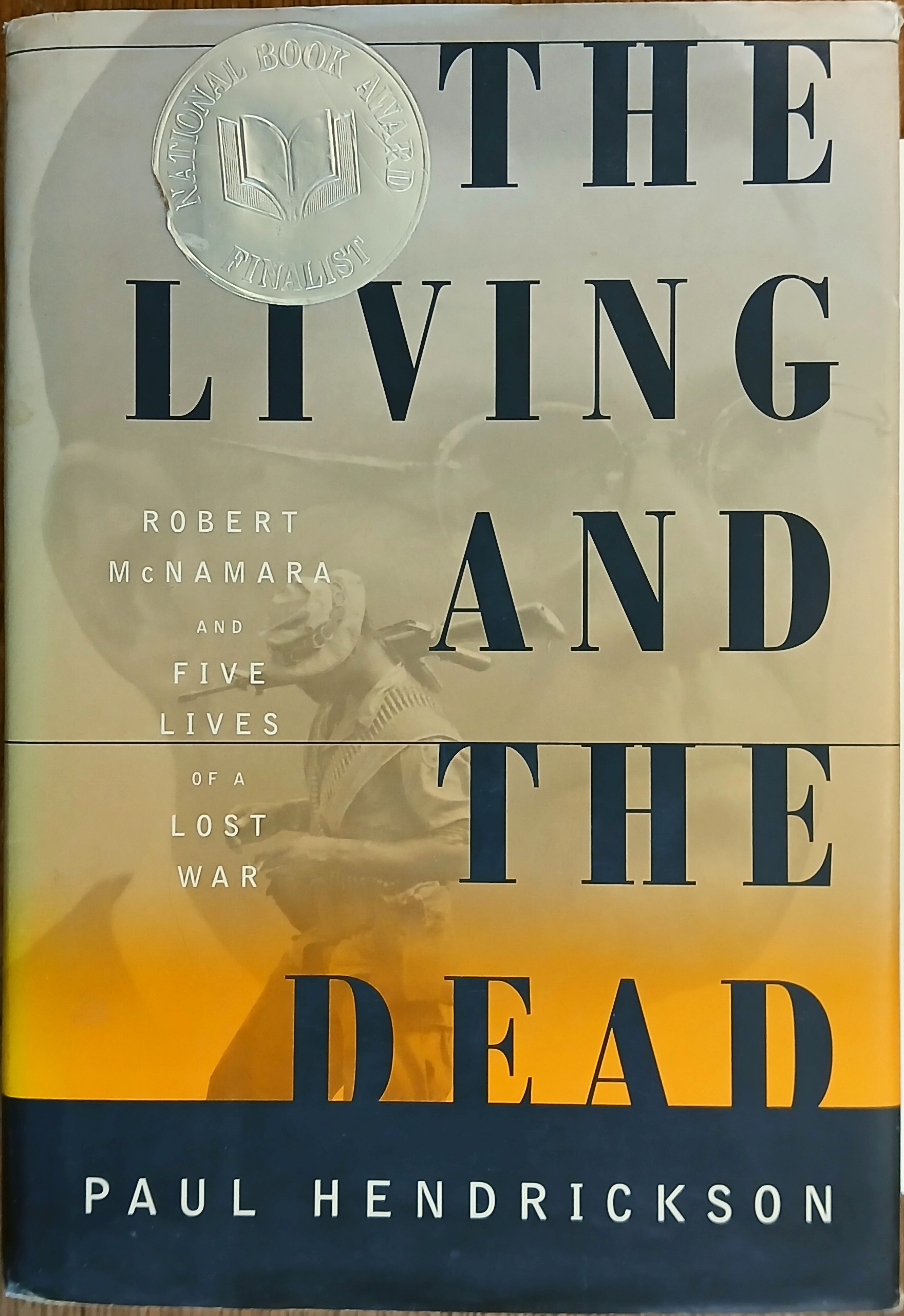The Living and the Dead : Robert McNamara and Five Lives of a Lost War