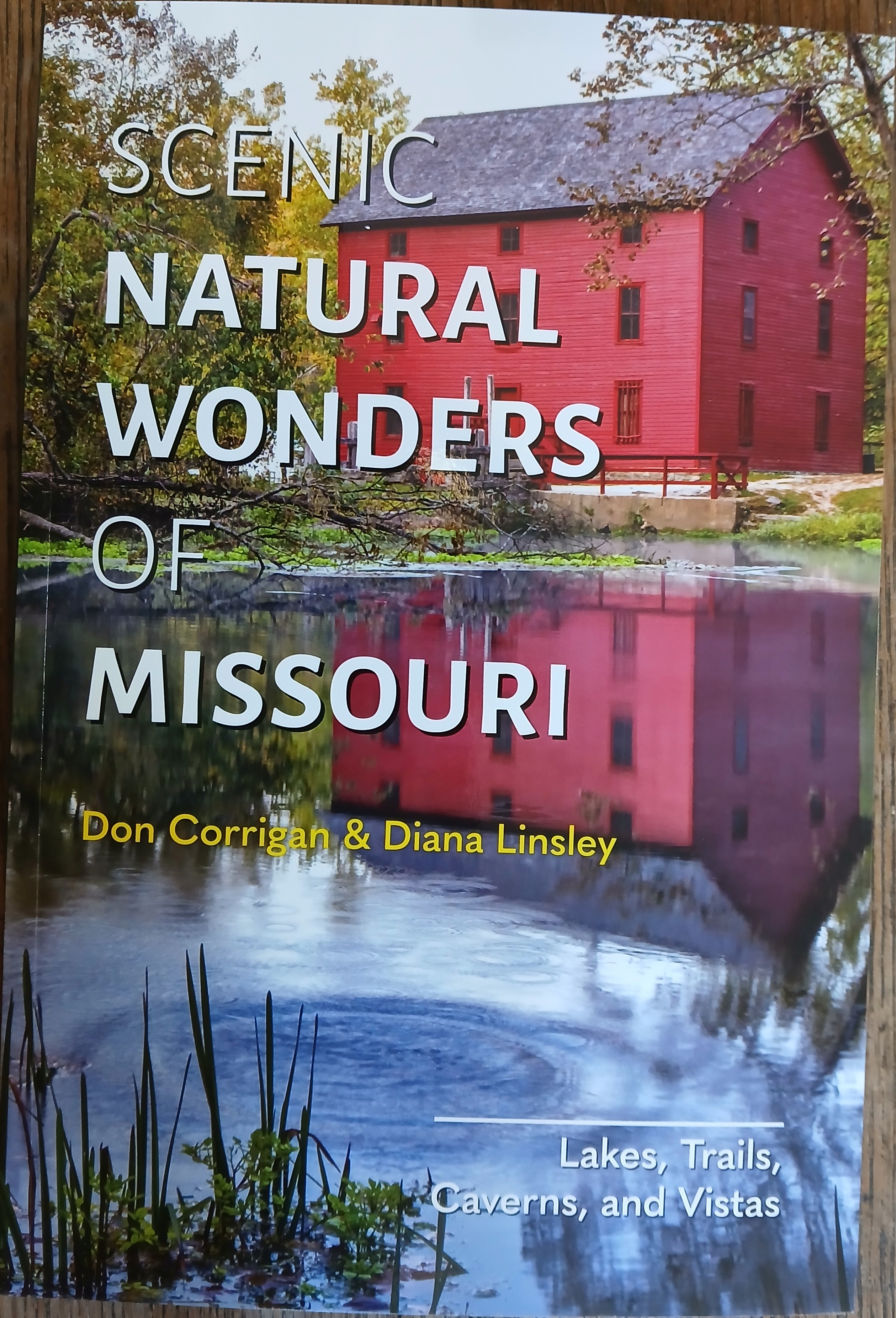 Scenic Natural Wonders of Missouri : Lakes, Trails, Caverns, and Vistas